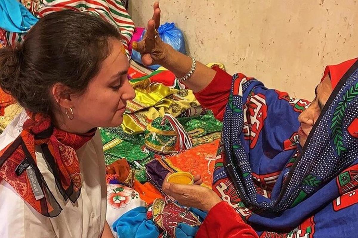 一名女子正在为另一名女子理发