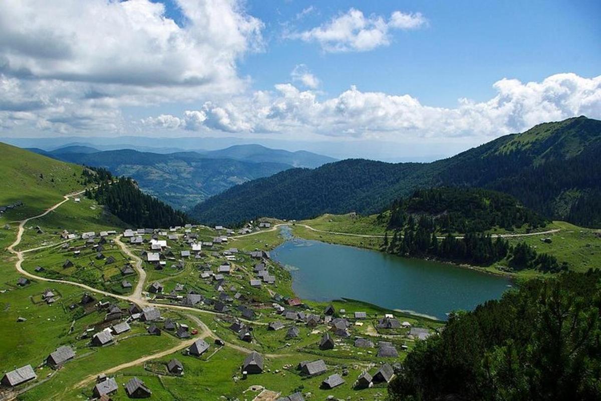 una vista aerea di un villaggio vicino a un lago
