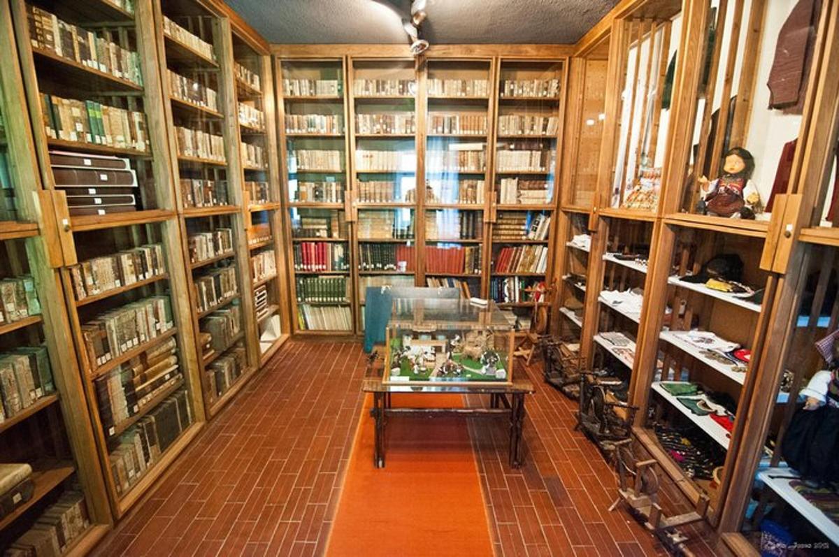 たくさんの本棚が並ぶ図書館