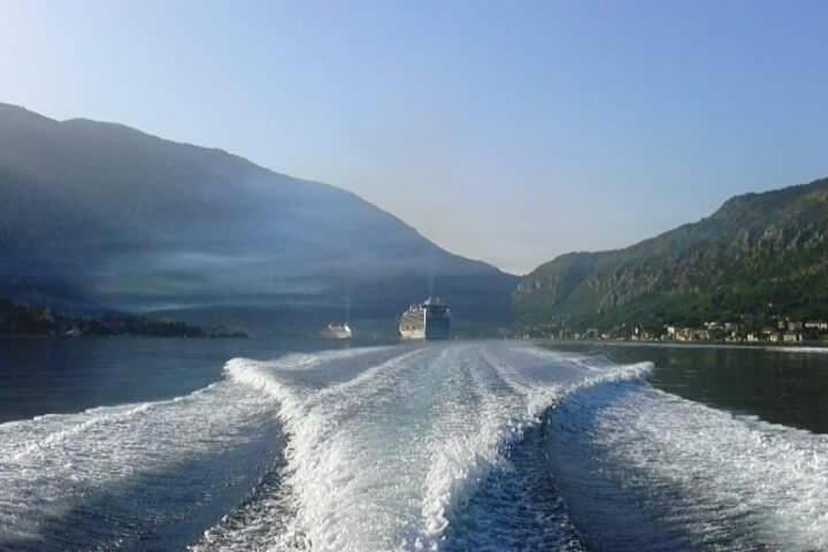 um barco está deixando um rastro na água