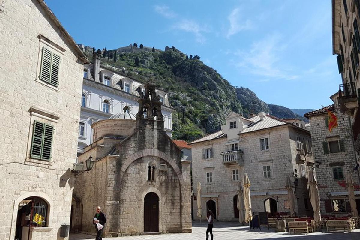 um grupo de edifícios com uma montanha ao fundo