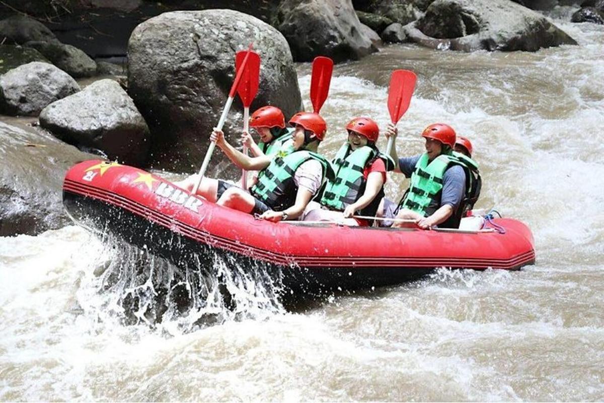 un grupo de personas en una balsa en un río