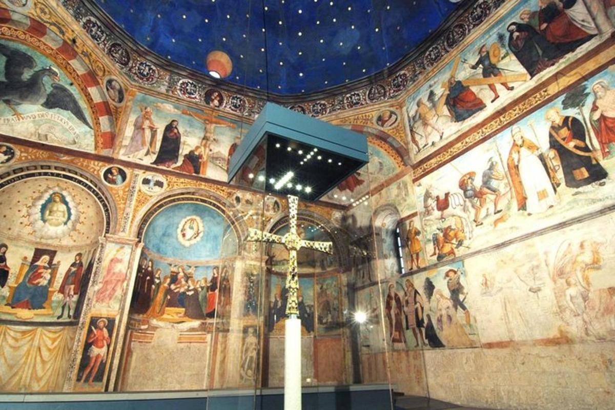 uma sala com uma parede com pinturas