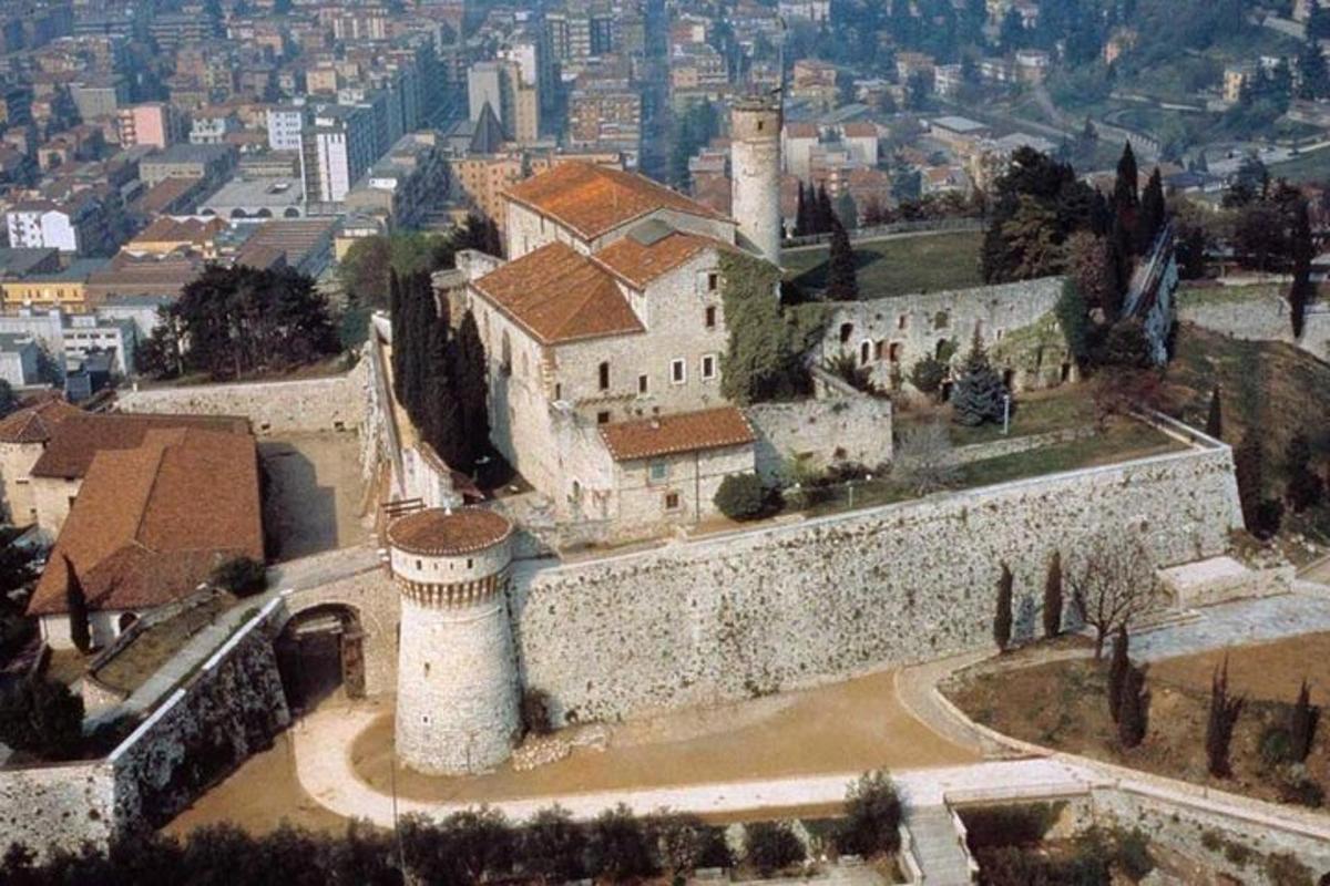 una vista aérea de un castillo en una ciudad