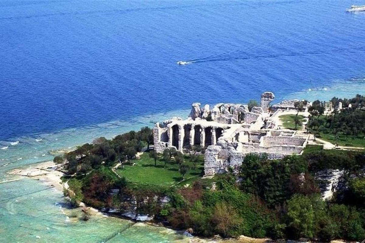 sebuah pulau di tengah lautan