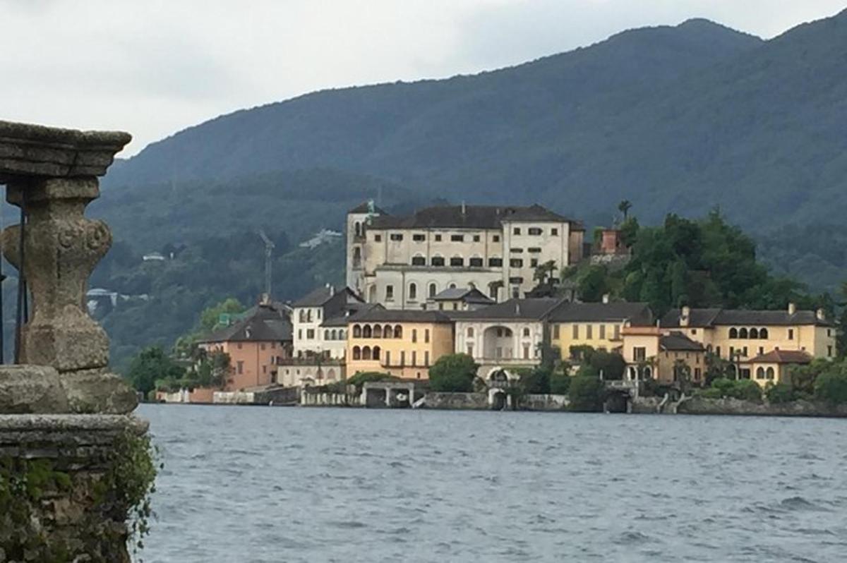 eine Stadt am Ufer eines Gewässers