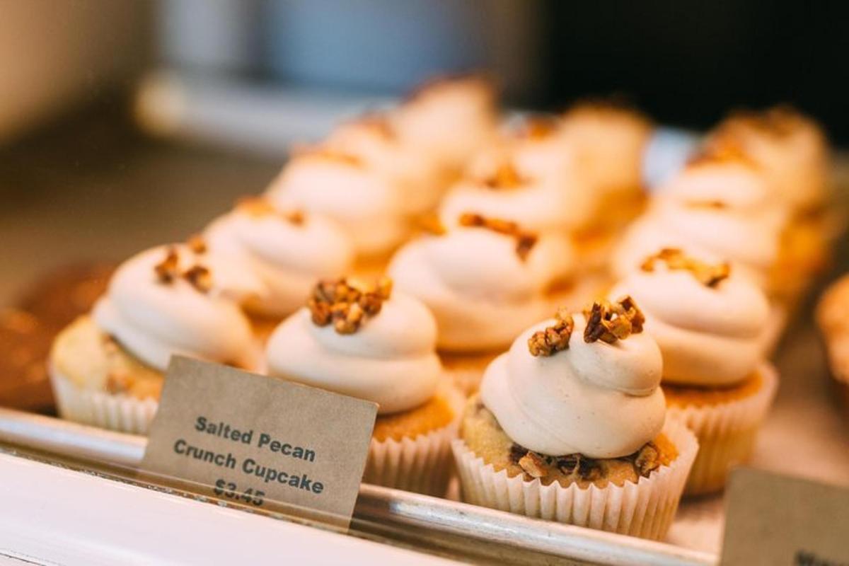 hromada cupcakes s bílou polevou a ořechy na nich