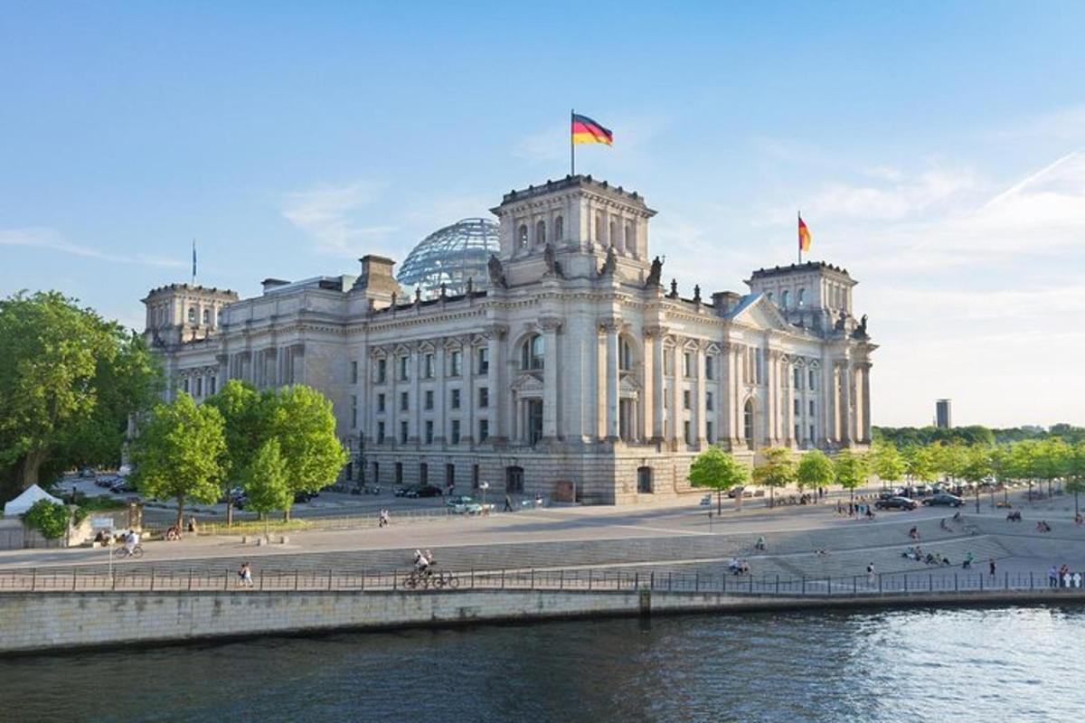 Un gran edificio con una bandera encima.