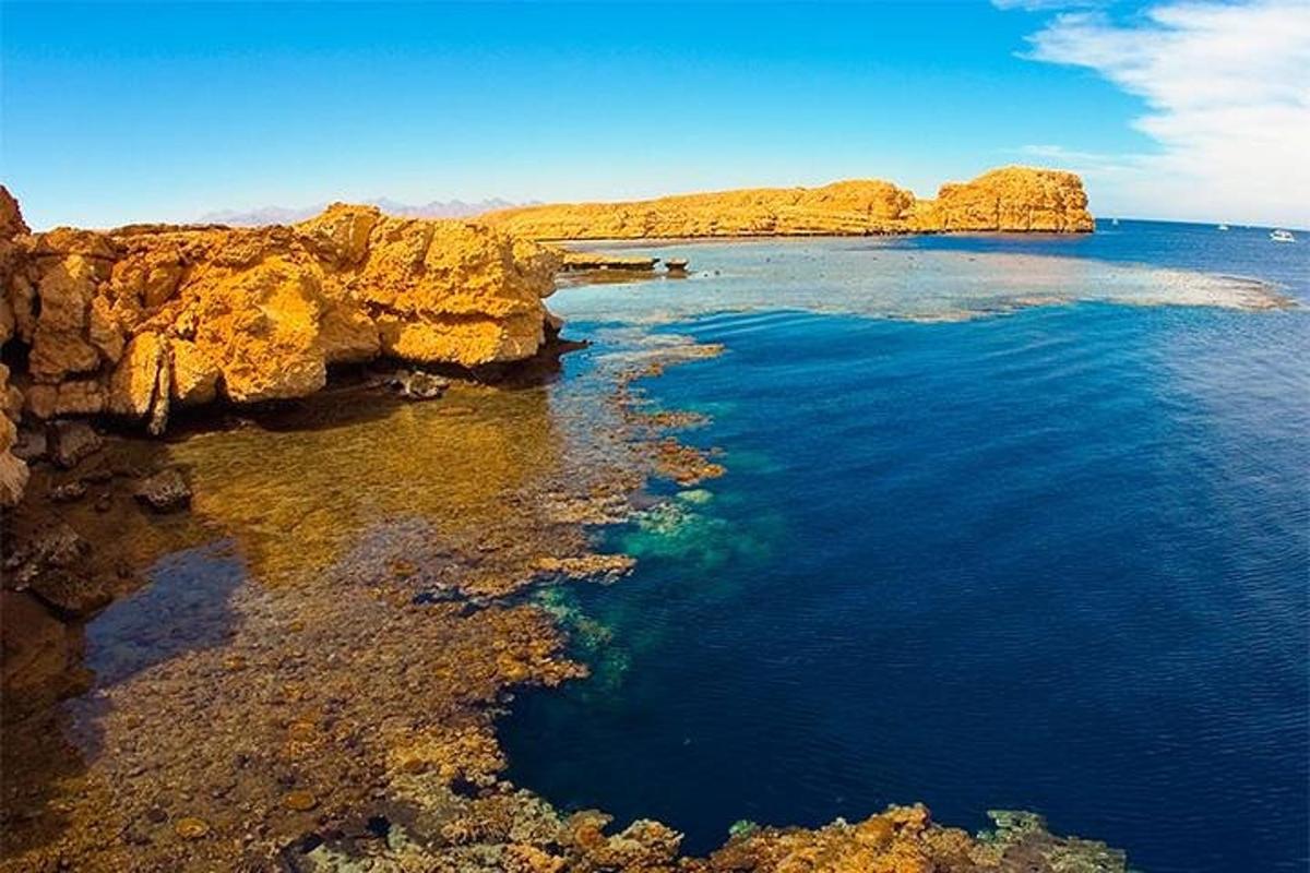 una vista aerea di una spiaggia con rocce nell'acqua