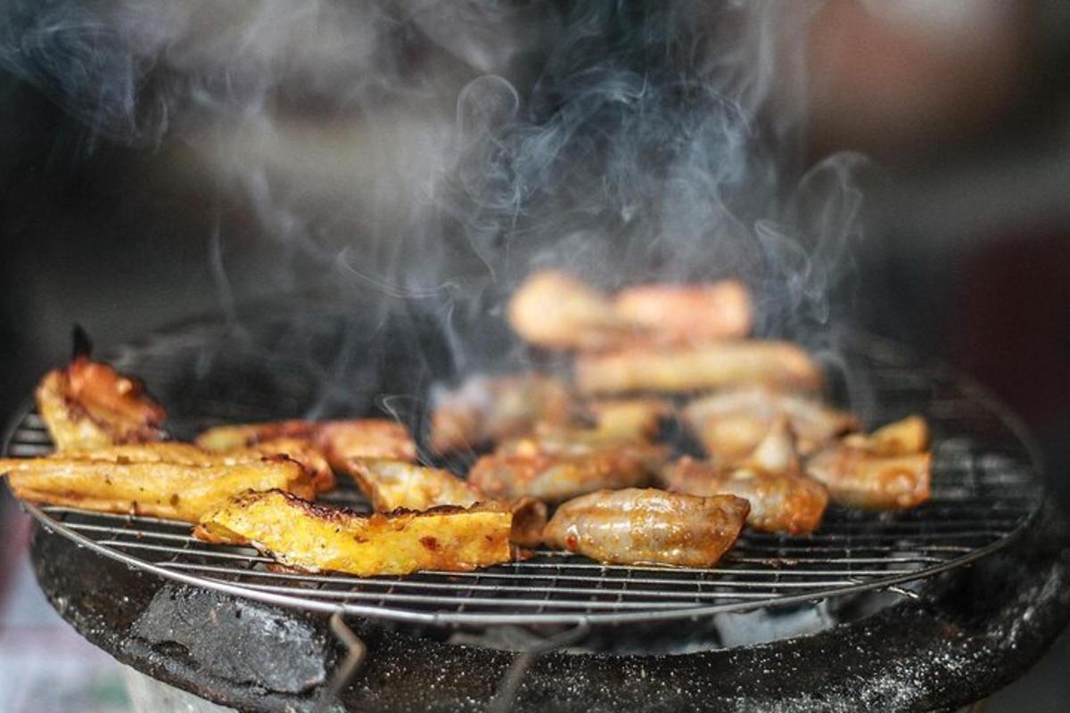 eine Menge Essen auf einem Grill kochen