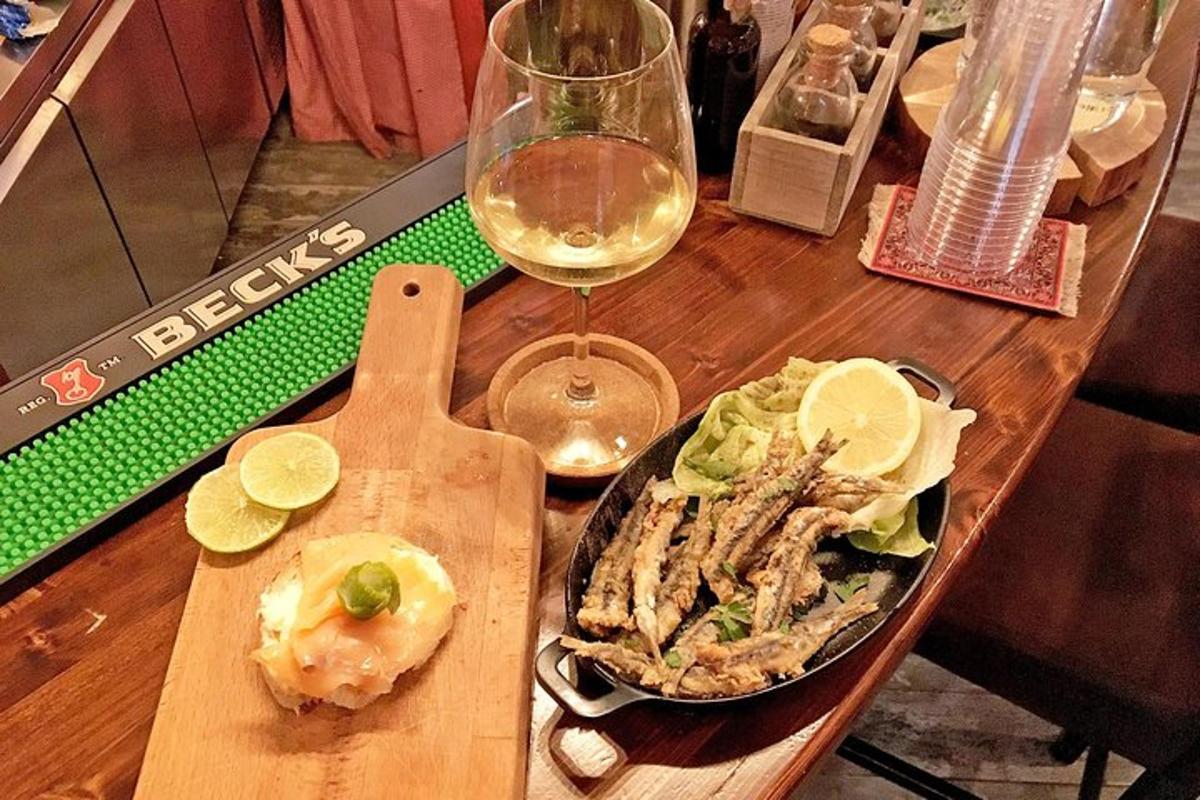 miza s krožnikom hrane in kozarcem vina
