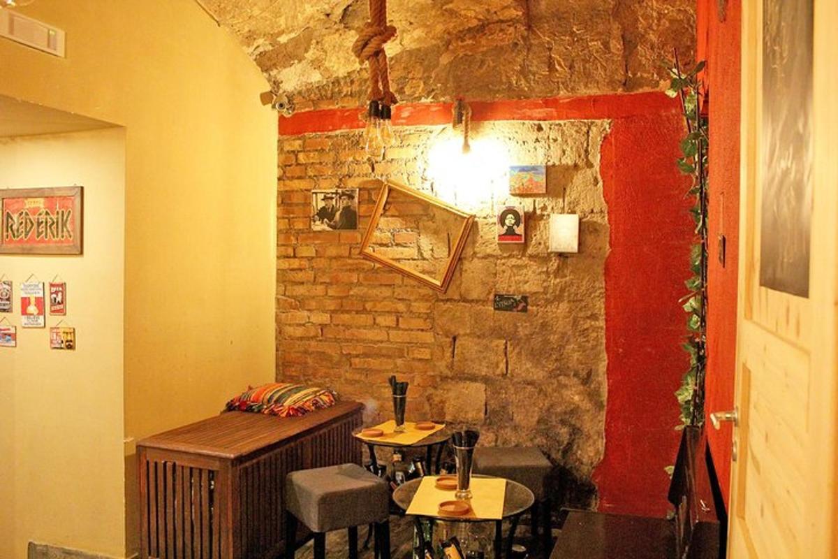 ένα εστιατόριο με δύο τραπέζια και έναν τοίχο από τούβλα