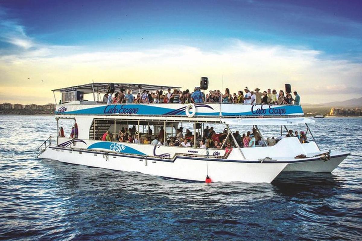 un gruppo di persone su una barca in acqua