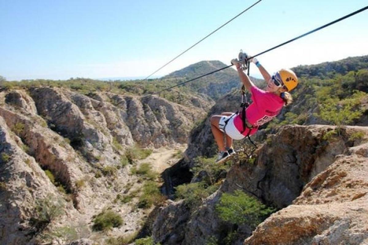 uma mulher em uma tirolesa nas montanhas