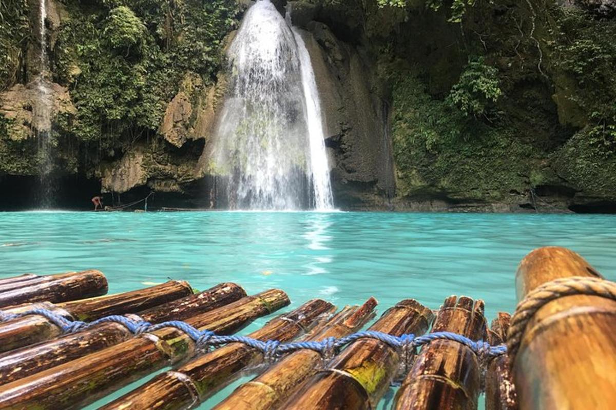 una cascada davant d'un estany d'aigua