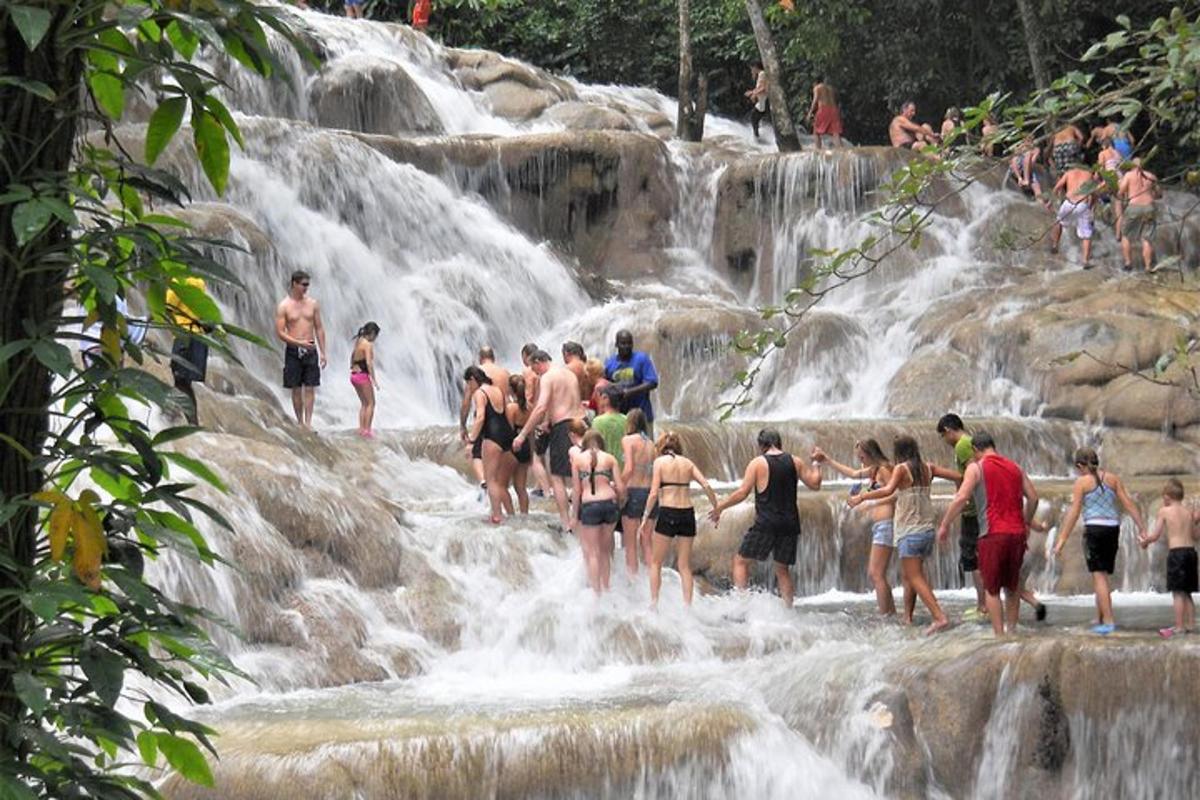um grupo de pessoas em pé em uma cachoeira