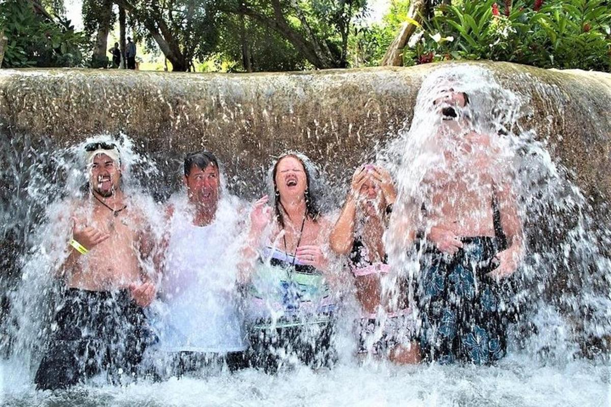 un groupe de personnes debout dans une cascade