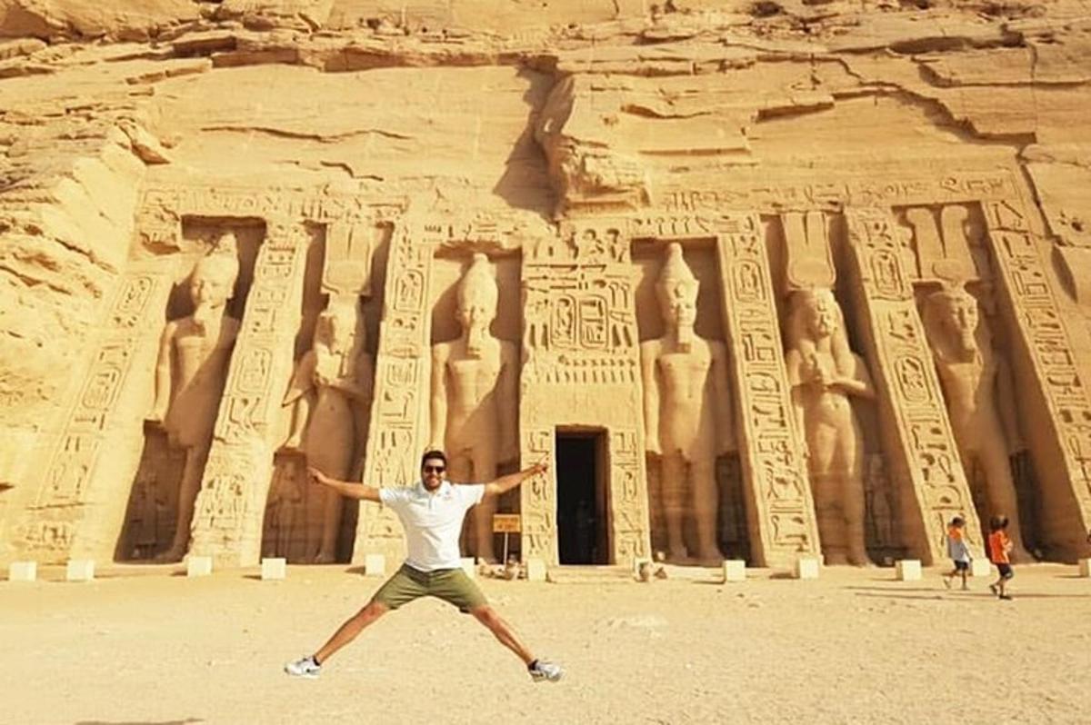 seorang lelaki berdiri di hadapan abu simbel