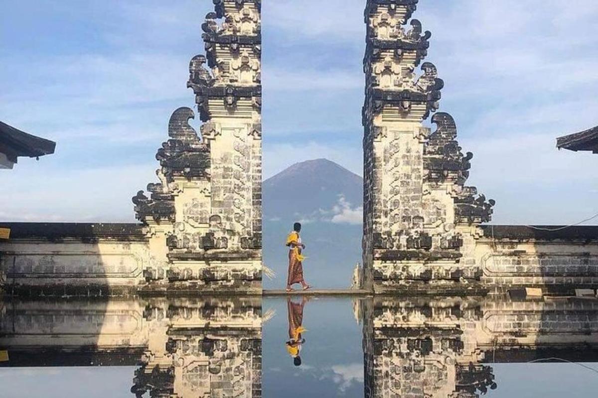 două imagini ale unui templu cu reflexia sa în apă