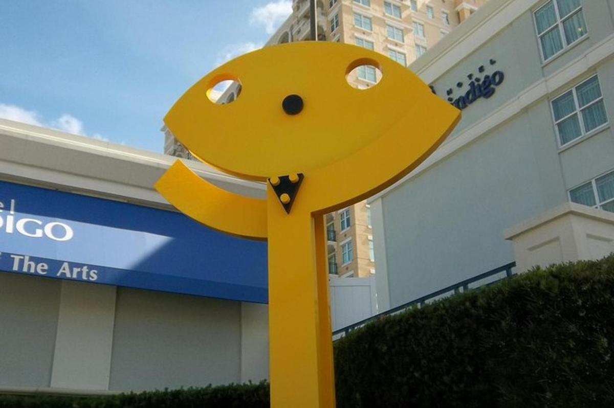 un cartello pico giallo davanti a un edificio
