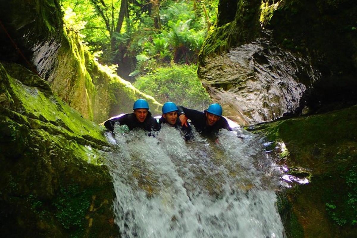 Un grupo de tres personas están en una cascada.