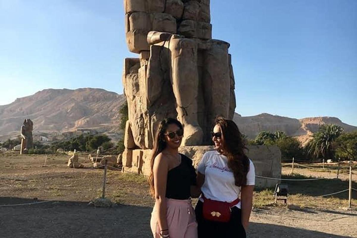 due donne in piedi davanti a una formazione rocciosa