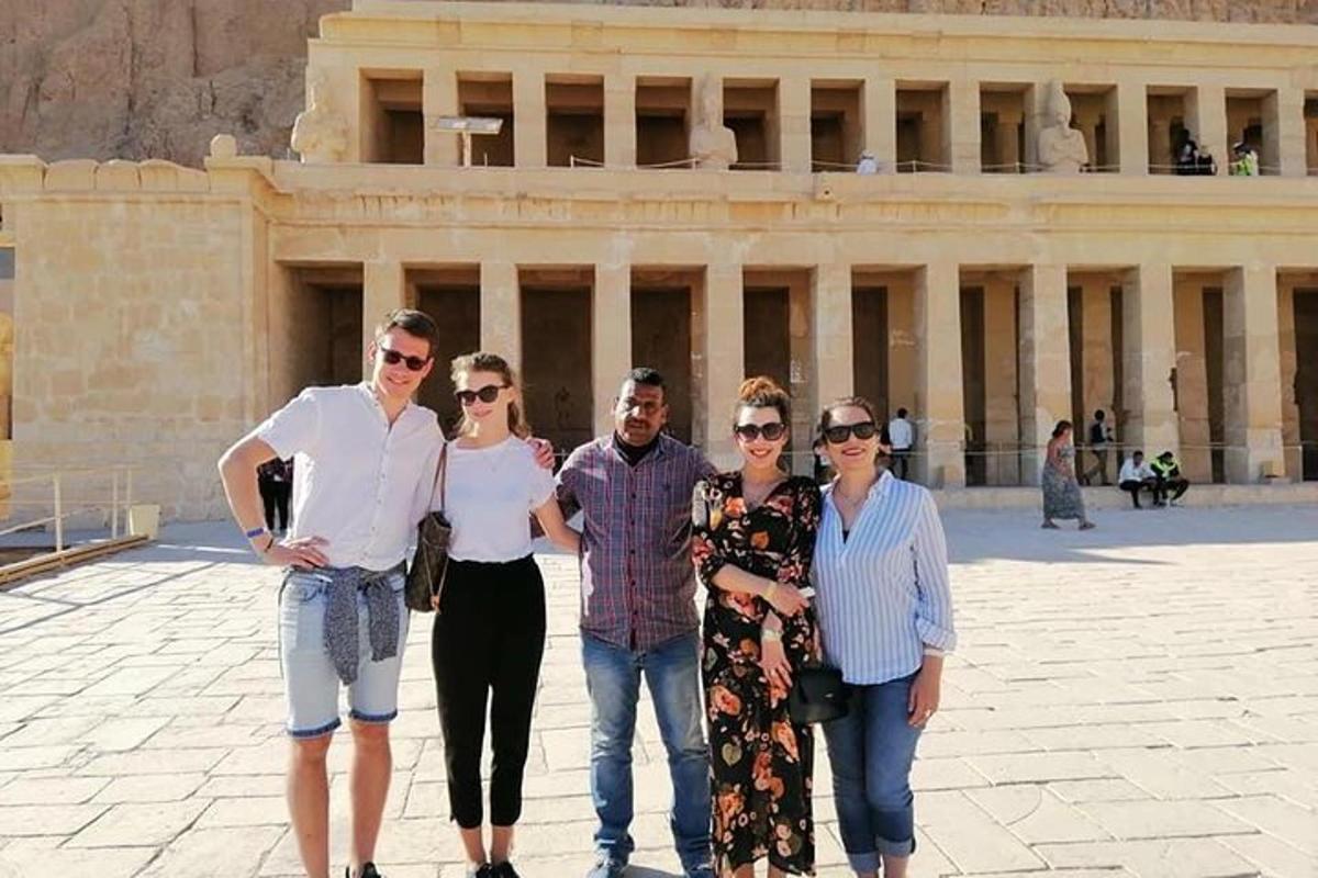 un gruppo di persone in piedi davanti a un edificio