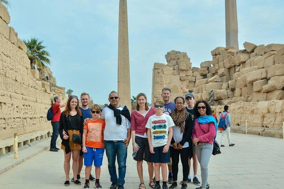 un gruppo di persone in piedi di fronte all'acropoli