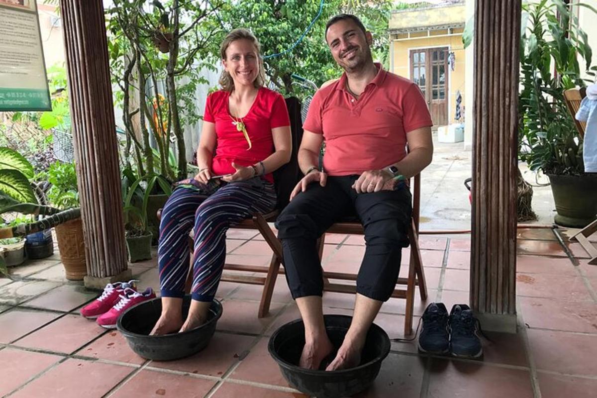 un home i una dona asseguts en una cadira