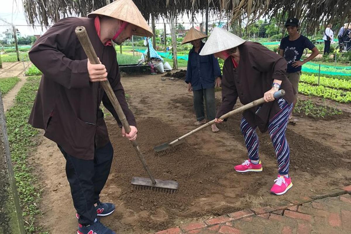 un grup de oameni care joacă un meci de baseball