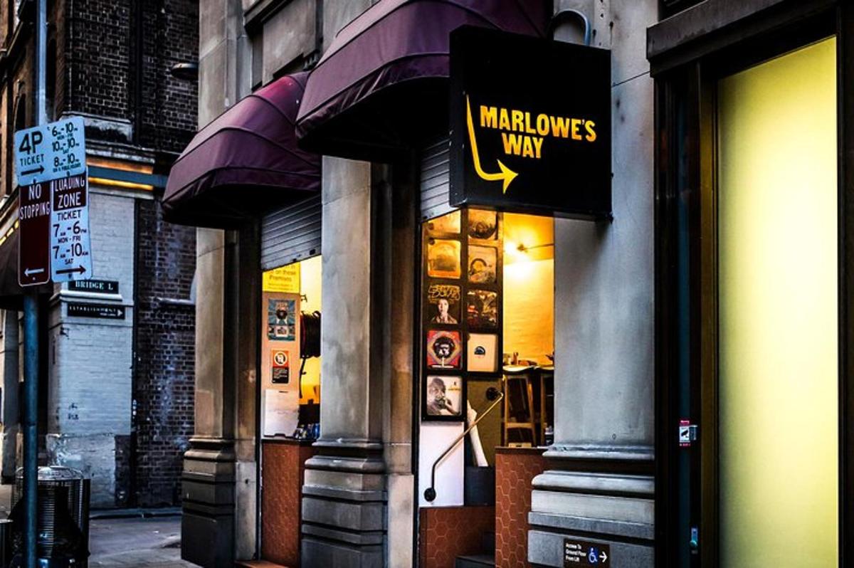 cedule Manolis Way na průčelí budovy