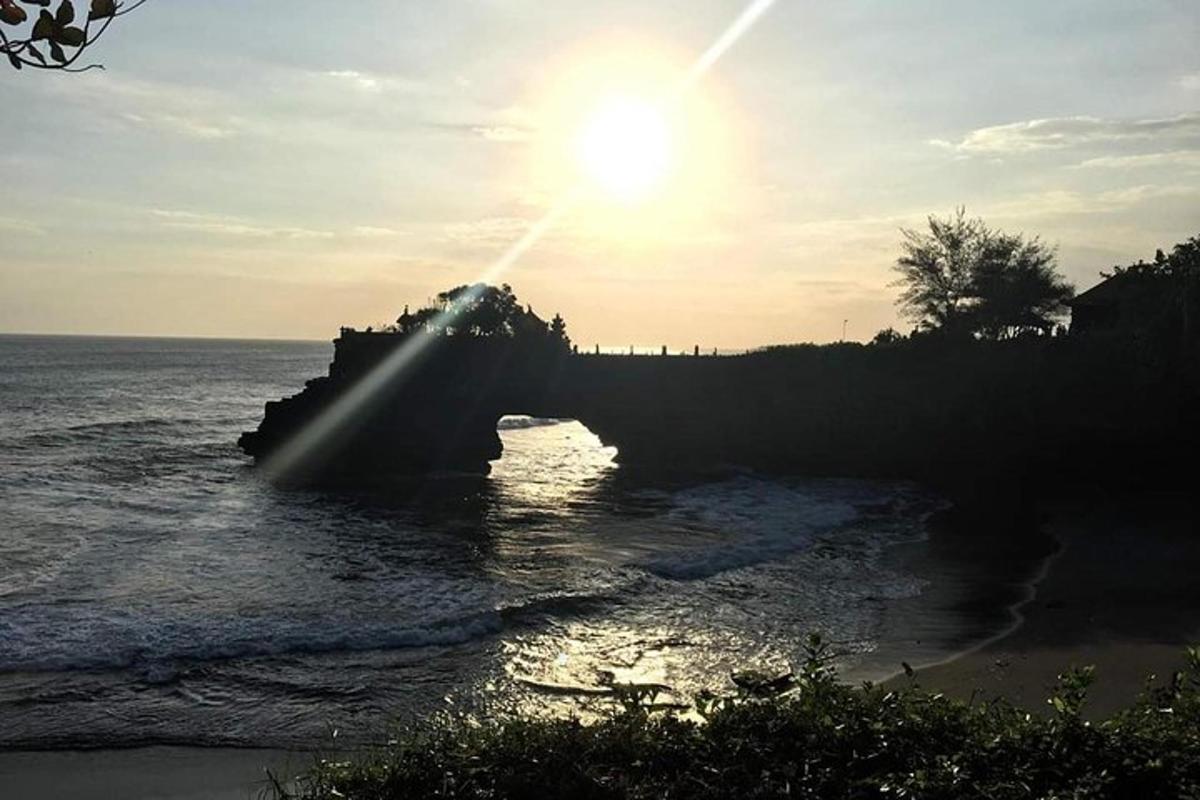 un sole che tramonta su un ponte sull'acqua