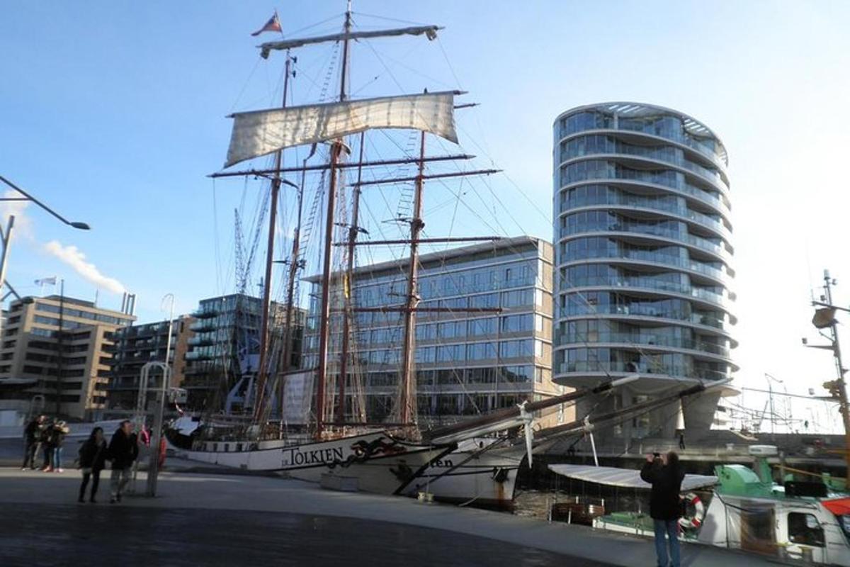 um navio alto atracado em frente a um edifício