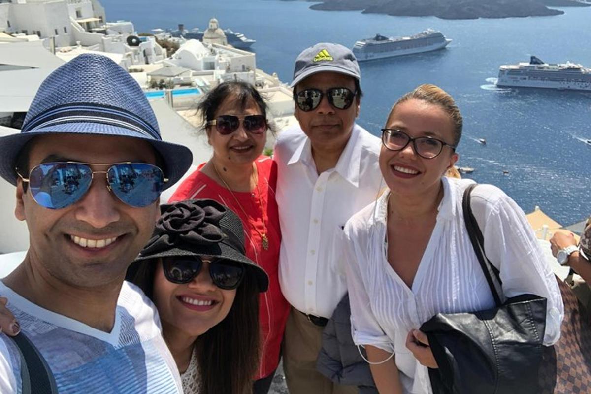 μια ομάδα ανθρώπων ποζάρει για μια φωτογραφία