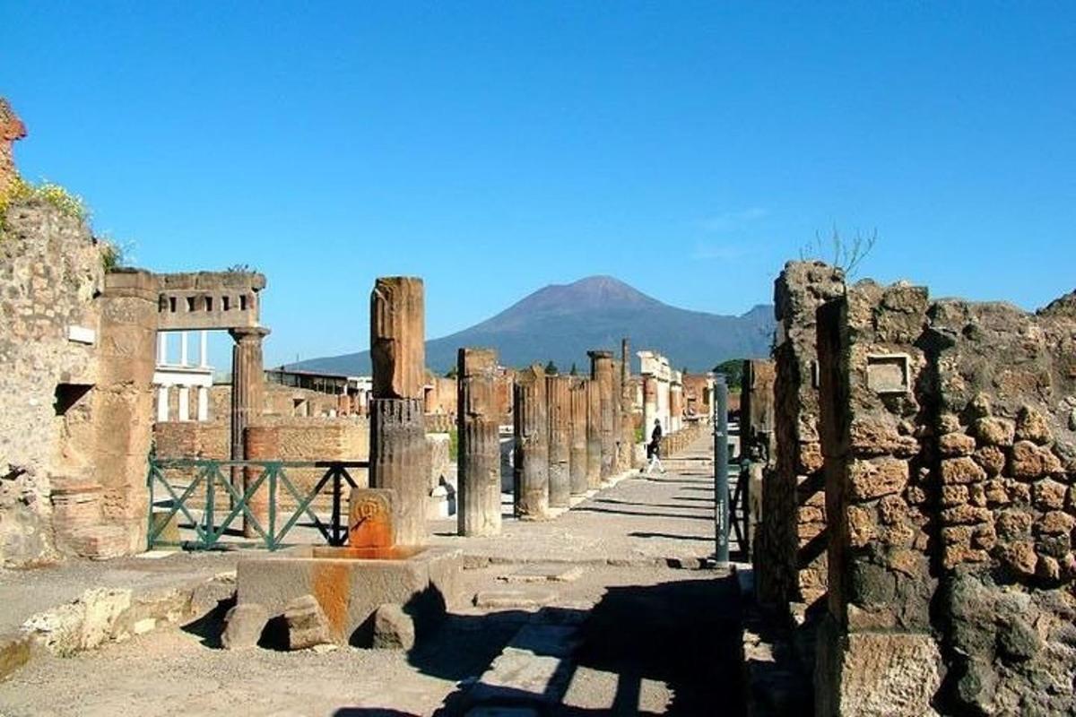 Una ciudad antigua con columnas y una valla