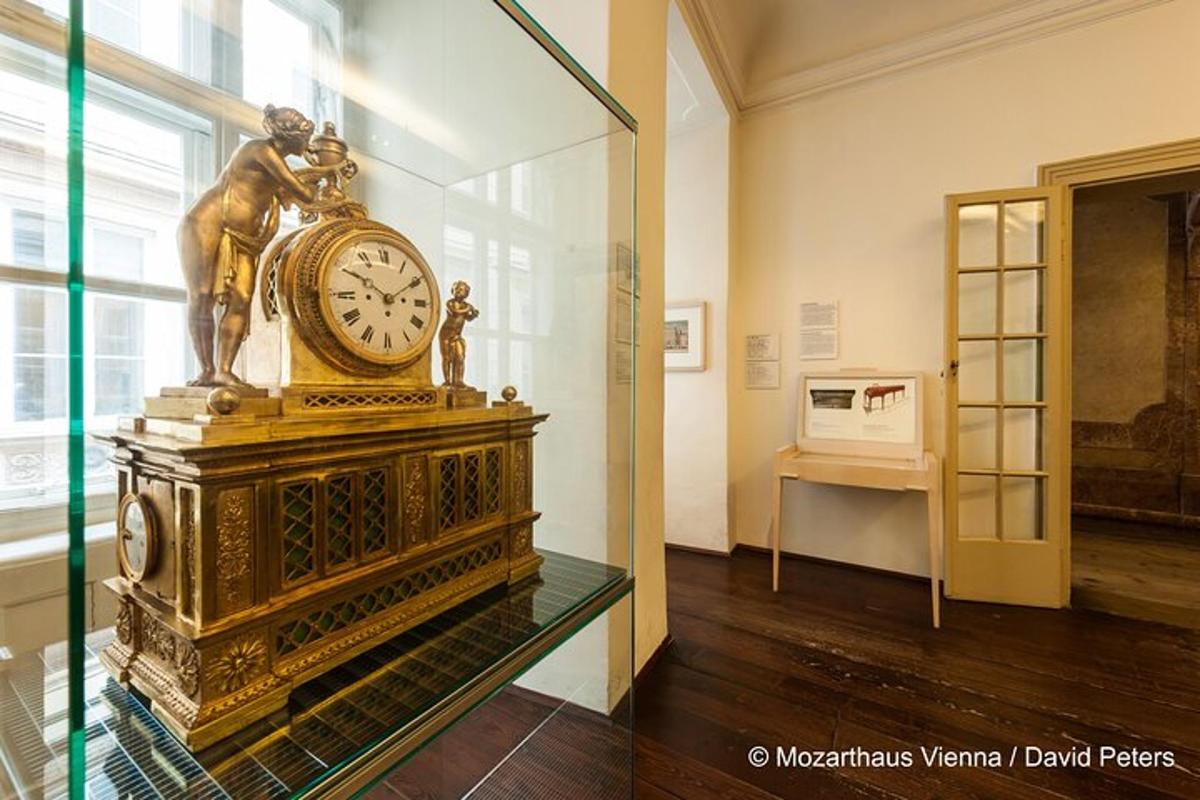Un reloj en una vitrina de cristal en un museo.