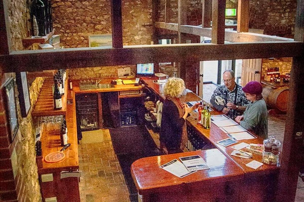 um grupo de pessoas sentadas em um bar