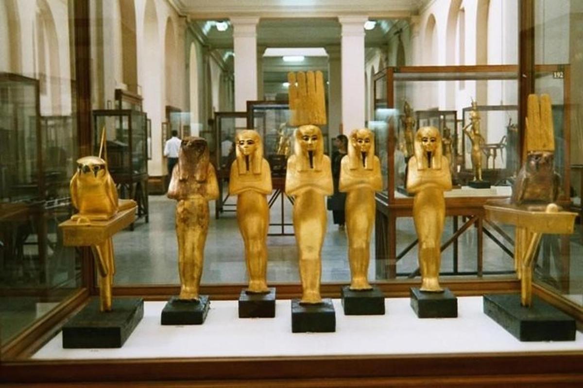 un grup de statuete într-o vitrină dintr-un muzeu
