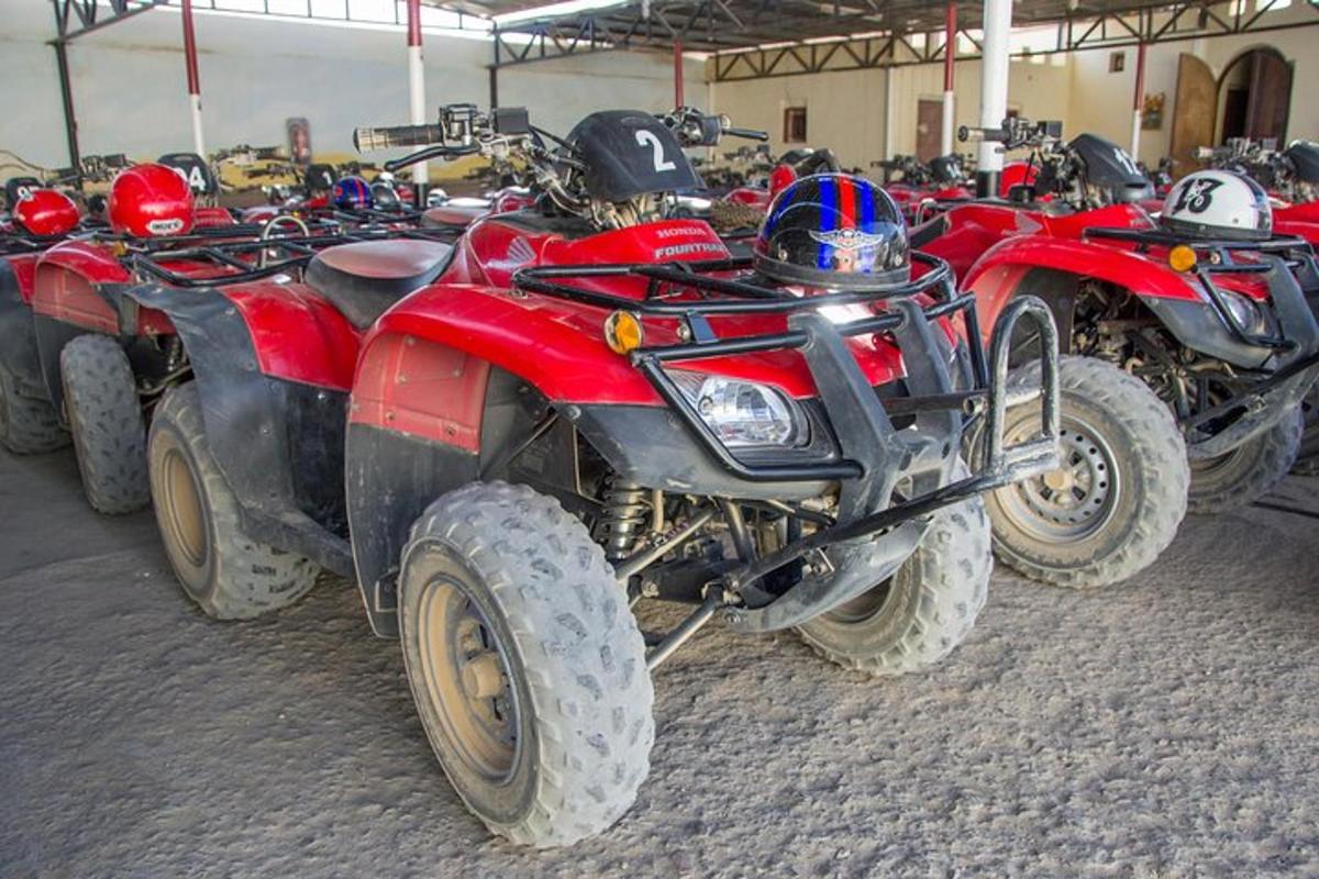 Skupina čtyřkolek a motocyklů zaparkovaných v budově