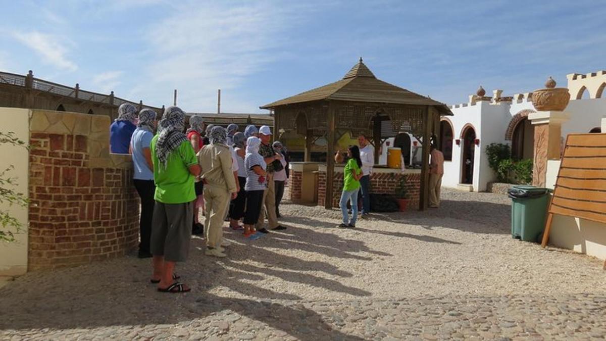 un grup de persones que es troben fora d'un edifici