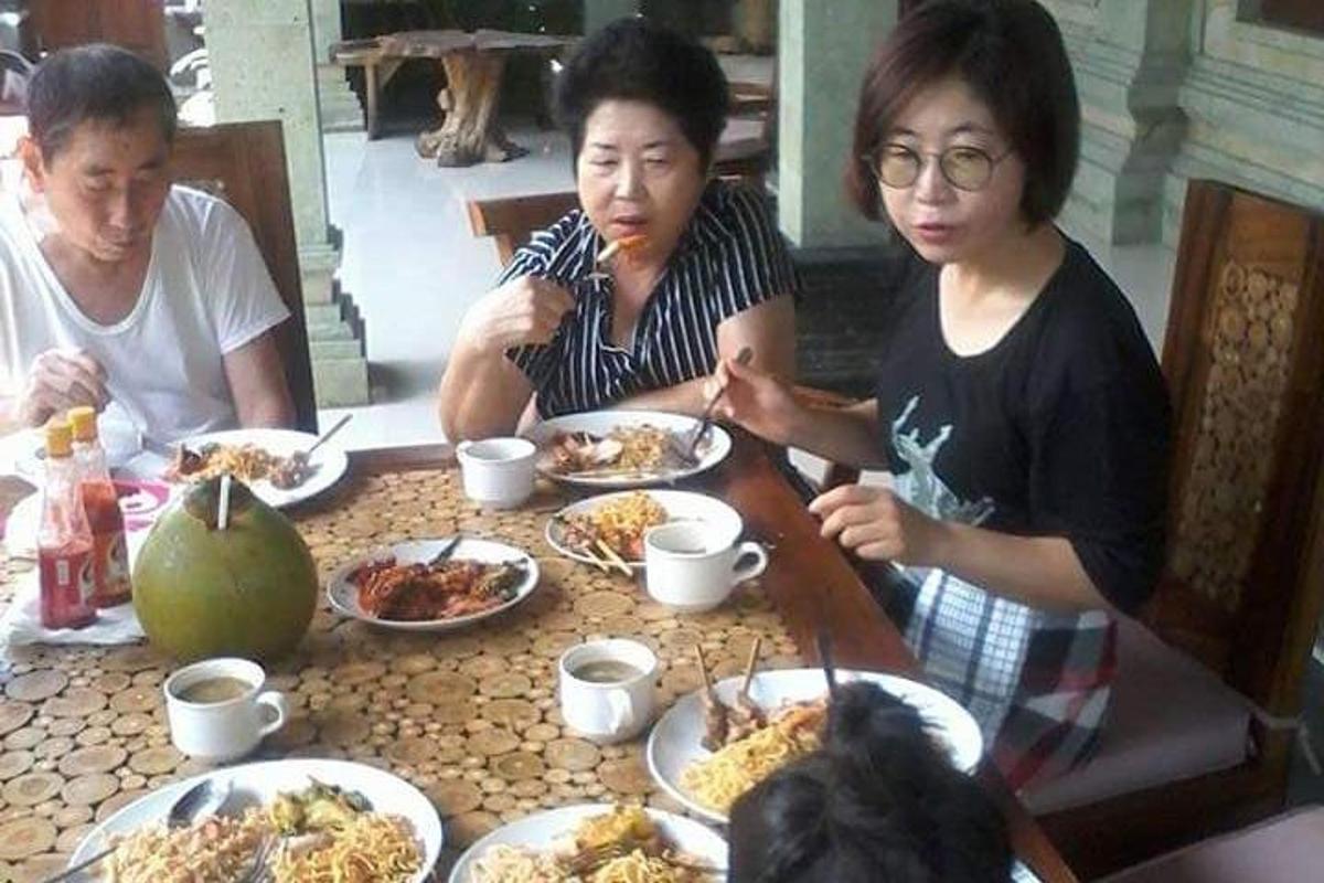 một nhóm ba người đang ngồi ở một cái bàn ăn