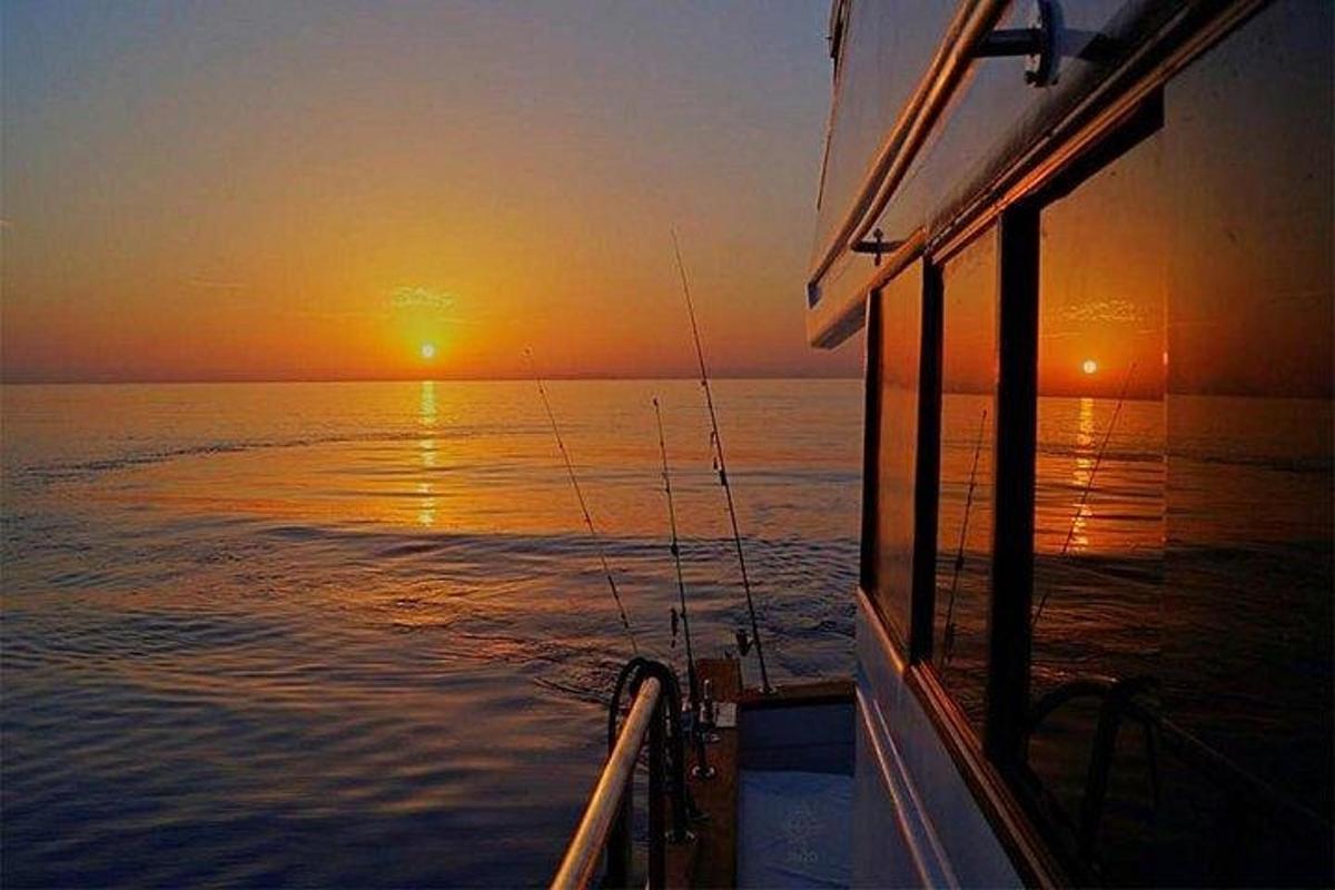θέα στο ηλιοβασίλεμα από μια βάρκα