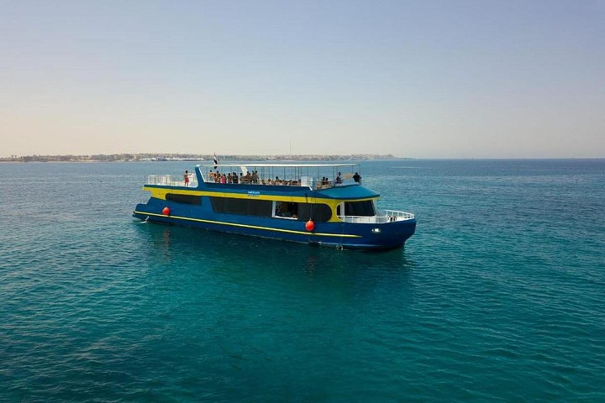 ein blau-gelbes Boot im Wasser