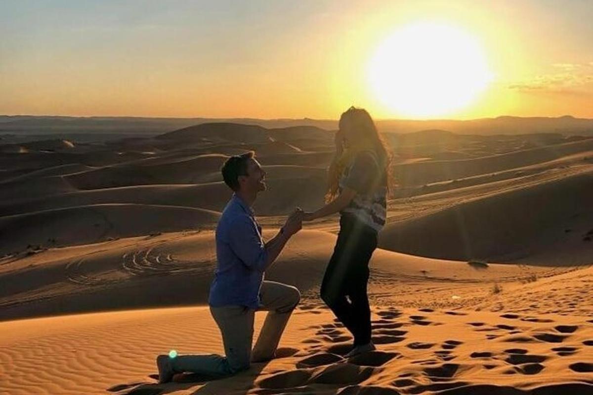 Un hombre y una mujer en el desierto al atardecer