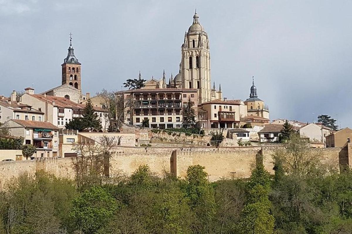 una città con un mucchio di edifici sullo sfondo
