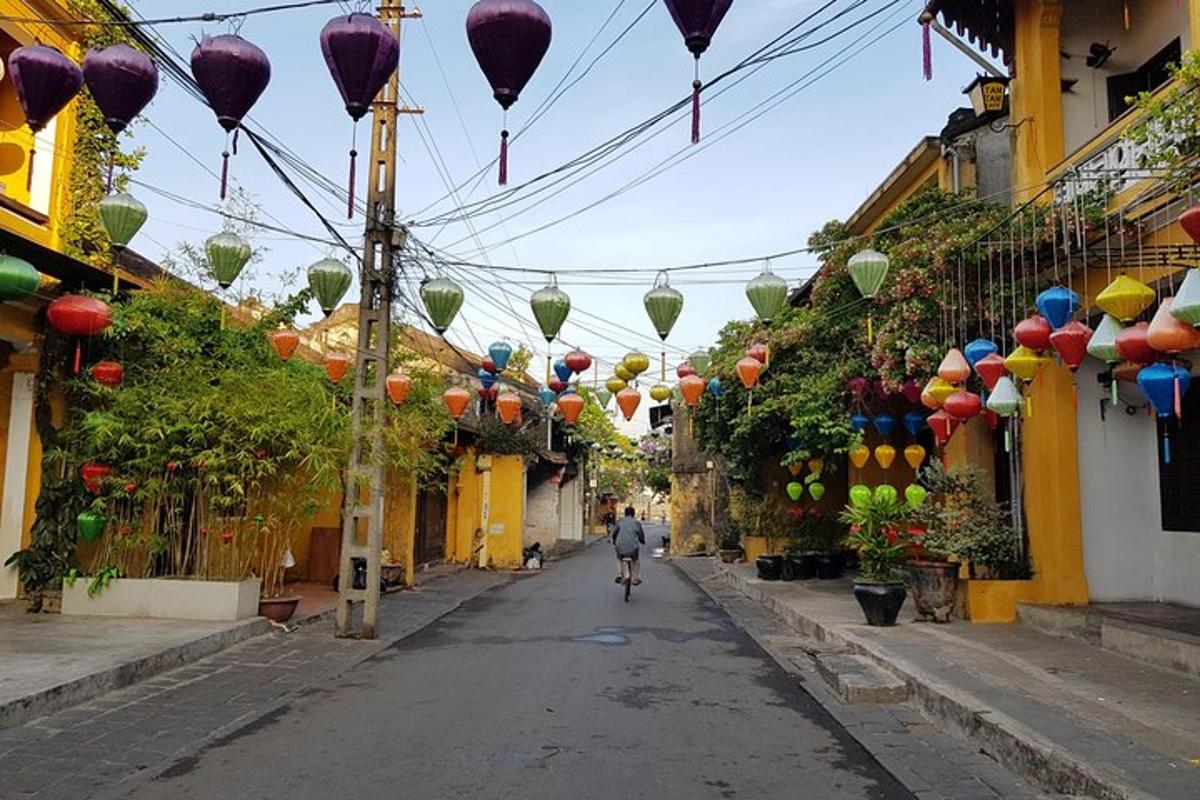 o persoană care merge pe o stradă cu felinare colorate
