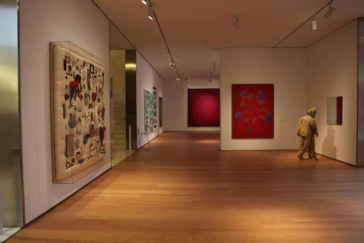 muž procházející uměleckou galerií s obrazy