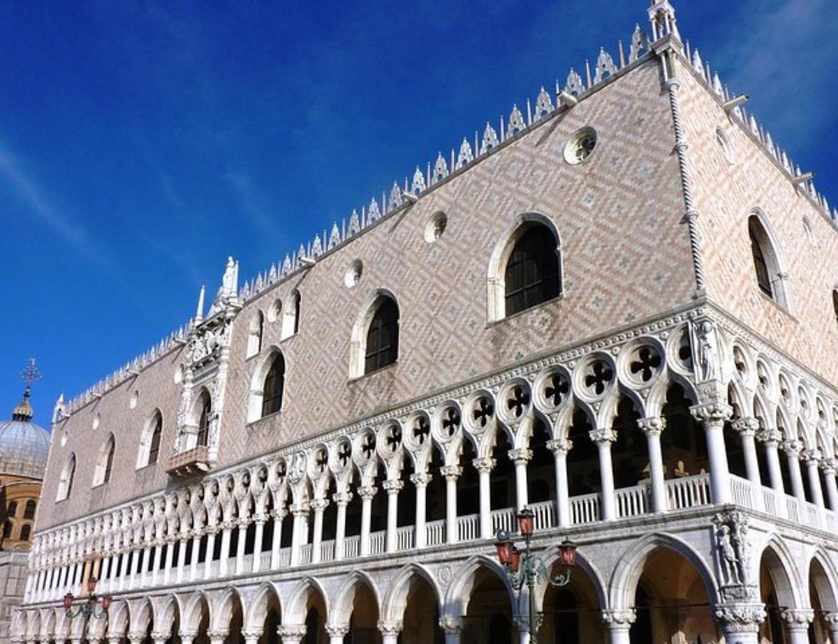 un grande edificio con molte finestre