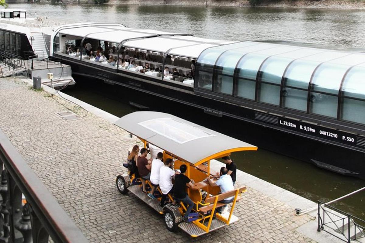 Un grupo de personas viajando en un barco con un autobús.