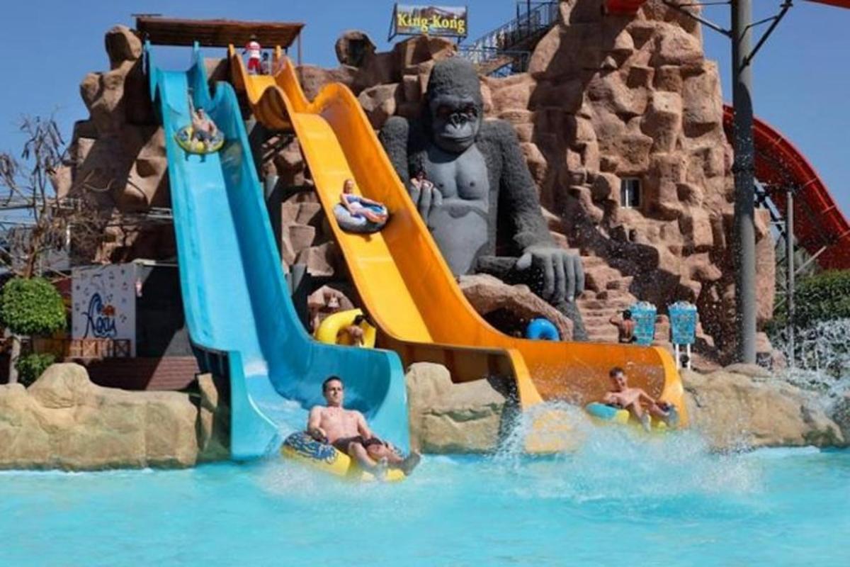 uno scivolo d'acqua in un parco acquatico con persone sopra